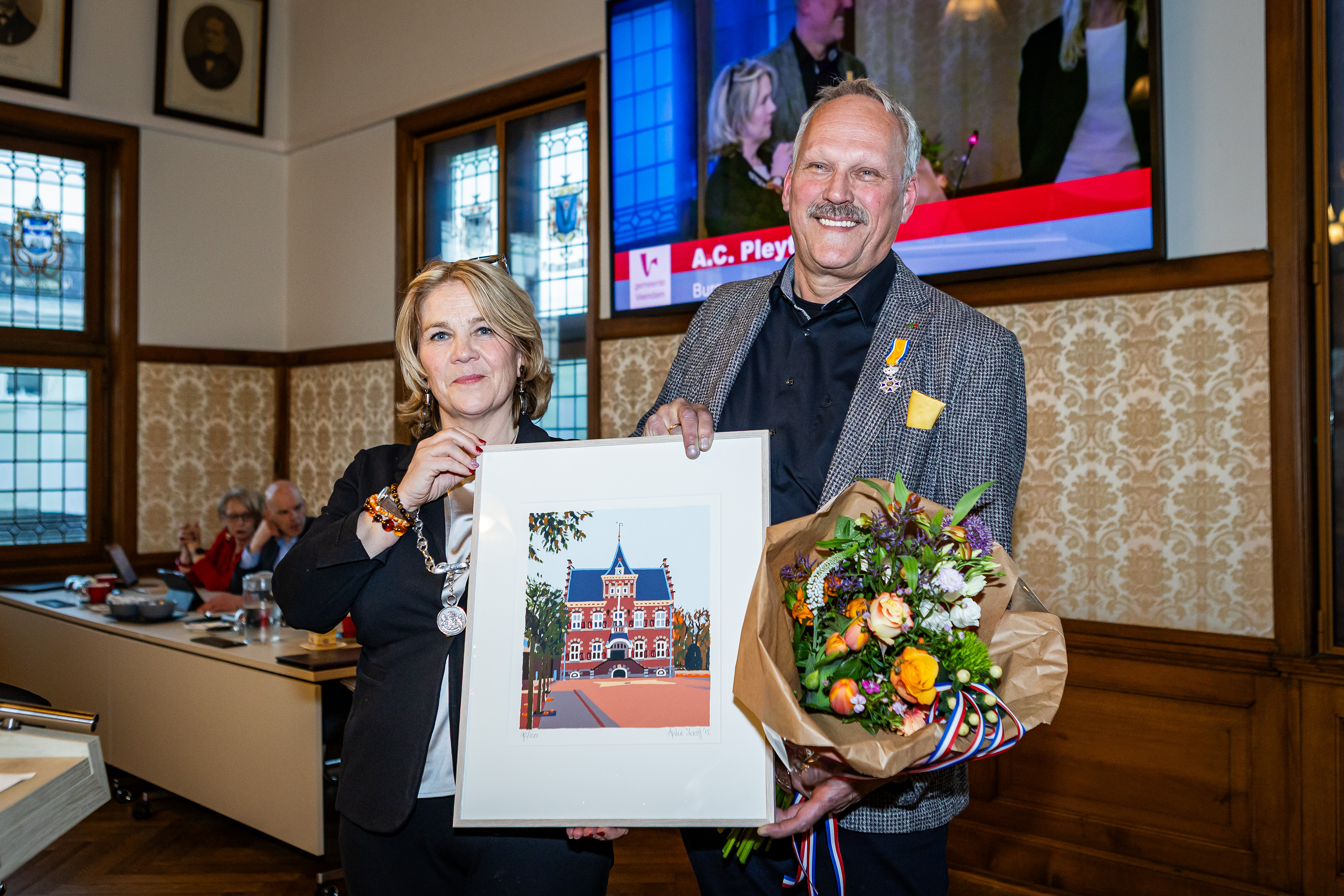 Nick van Woerkom en Annelies Pleyte en het gemeentehuis op doek