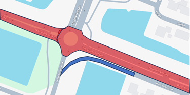 Rotonde Woortmanslaan met rood het afgesloten gebied en blauw de omleiding.