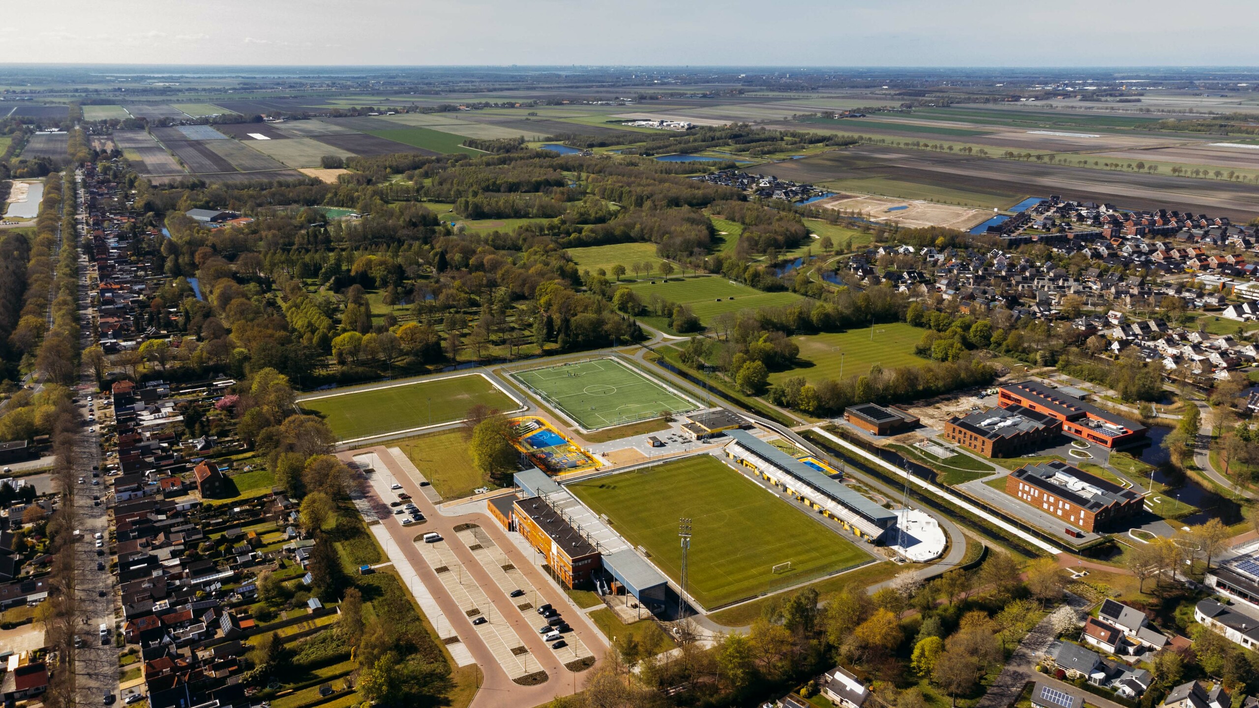 Luchtfoto van Veendam over de Langeleegte