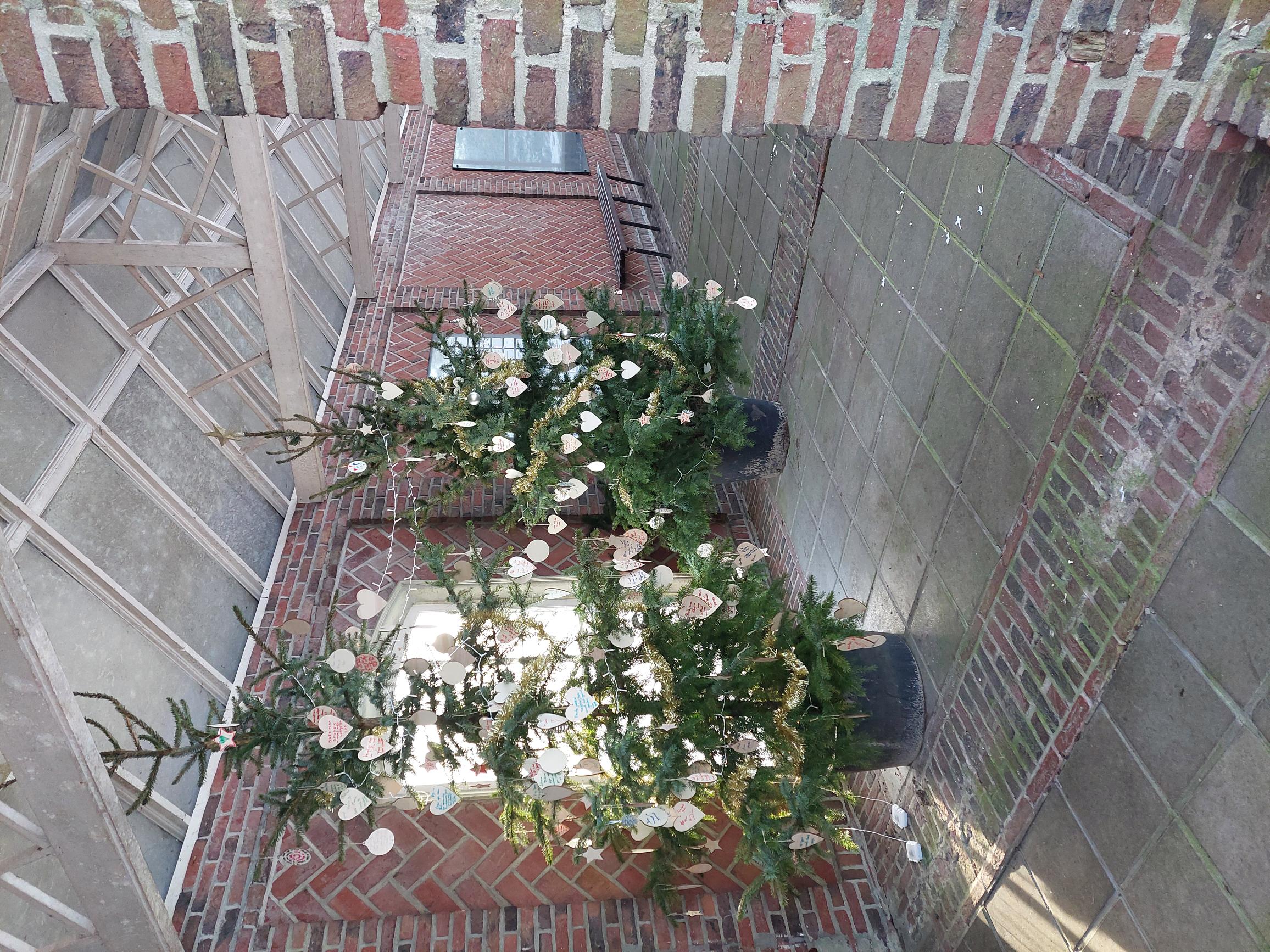 Kerstbomen met handgeschreven hangers