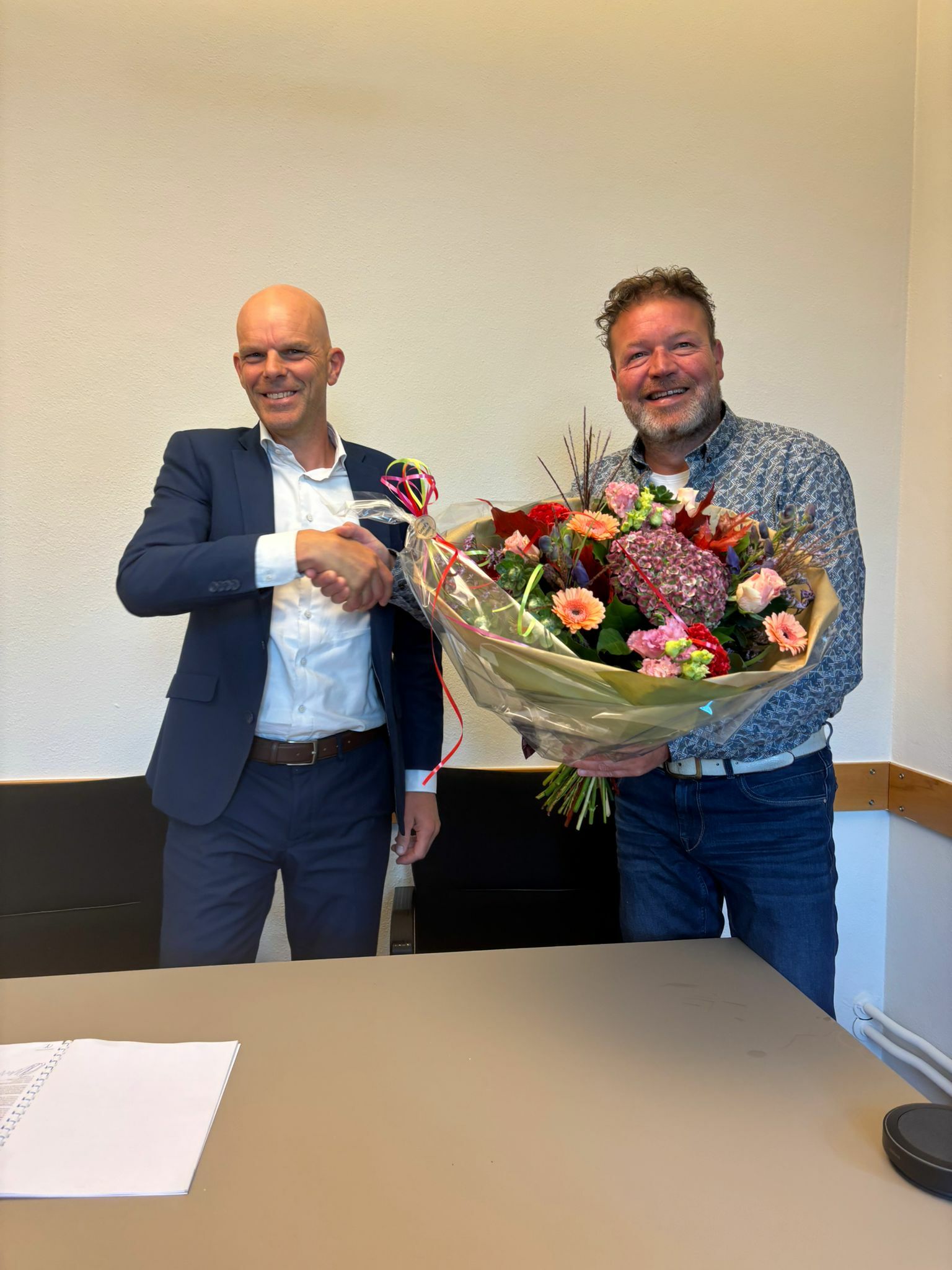 Peter de Jager en Arend Castelijn feliciteren elkaar