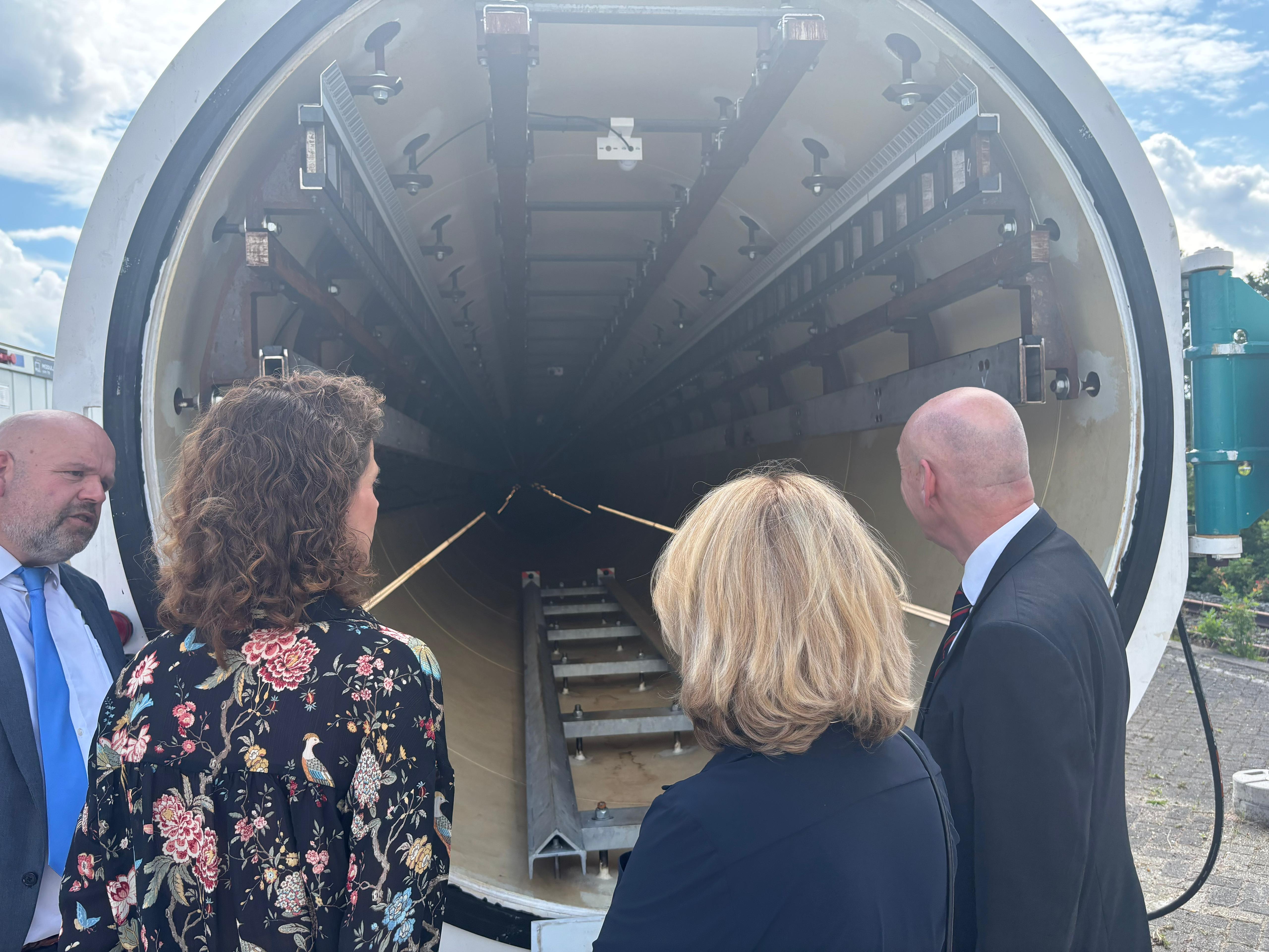 Demissionair minister Sophie Hermans bij de hyperloop met burgermeester Annelies Pleyte in Veendam