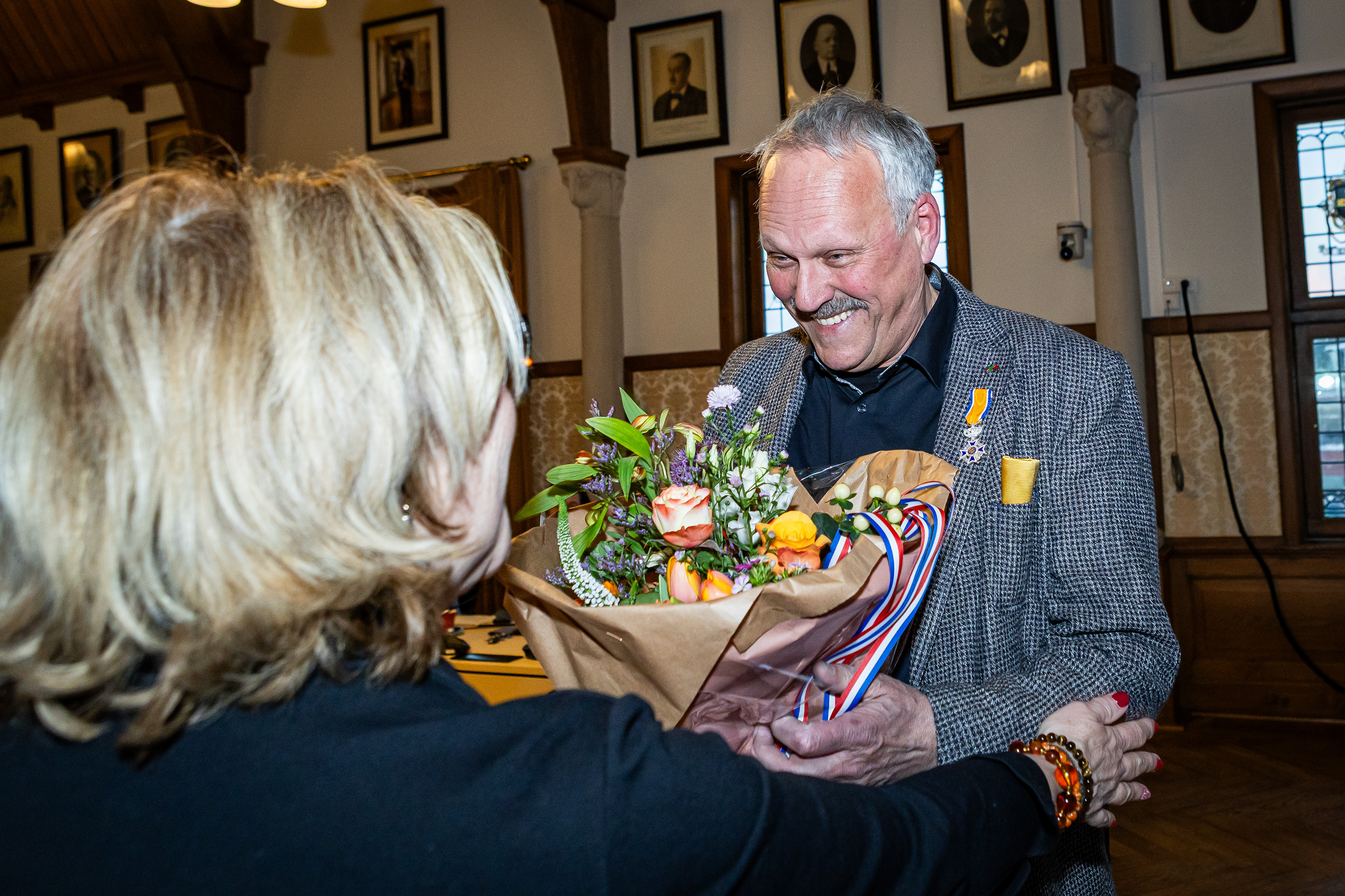 Nick van Woerkom krijgt bloemen van Annelies Pleyte