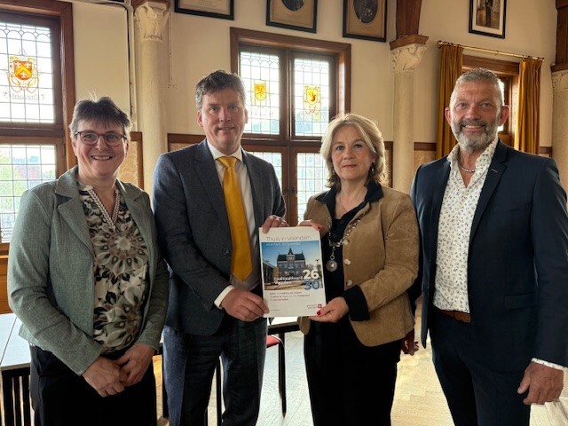 overhandiging coalitieakkoord aan burgemeester Pleyte