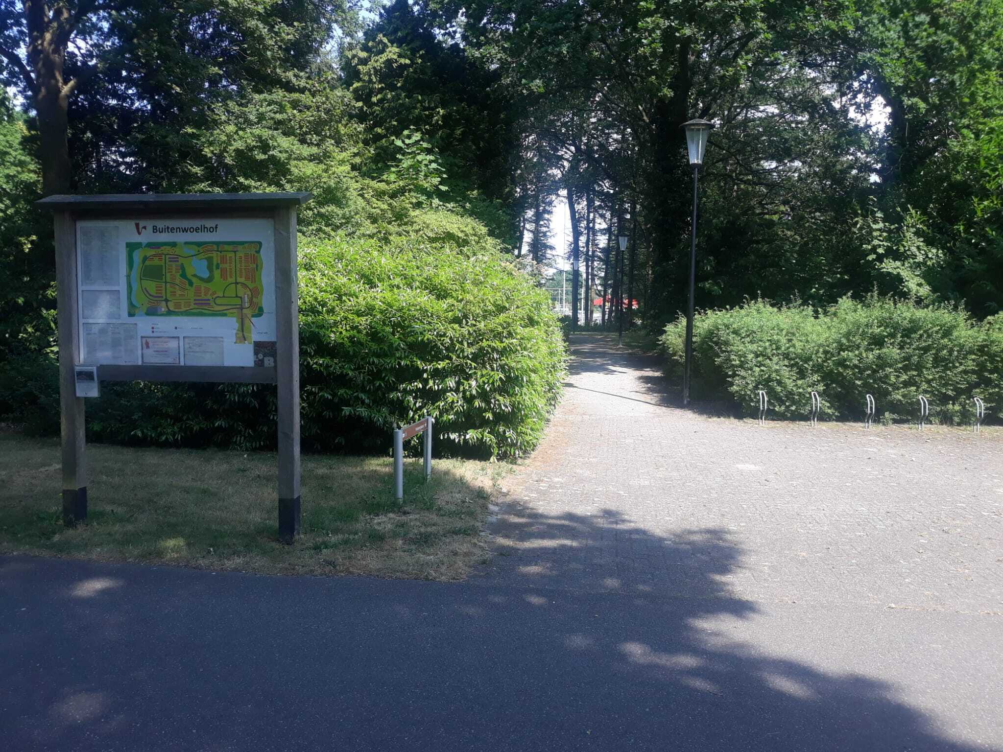 ingang begraafplaats buitenwoelhof via het Leer- en Sportpark