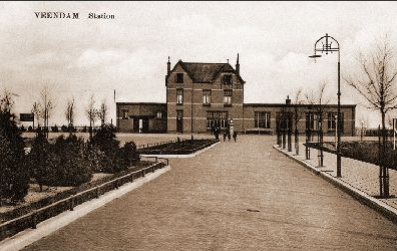 Het stationsgebouw van Veendam, vlak na de bouw in 1910. De zichtlijn van hertenkamp naar station is bij de uitvoering van projecten in het centrumgebied weer hersteld.